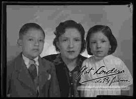 Niños Raymundo y Gloria Cordero, junto a su madre Lucy de Cordero