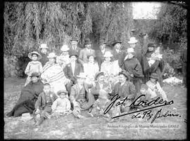 Familia en el huerto de una casa