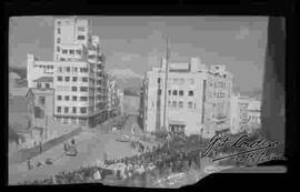 Vista de la  manifestación  realizada por parte de estudiantes universitarios y una multitud de personas, subiendo por avenida Mariscal Santa Cruz, Plaza del Obelisco, en contra del gobierno de Gualberto Villarroel por la muerte del estudiante universitario Bengel Gamberos. junio 1946