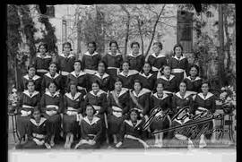 Grupo de señoritas  en el patio del colegio María Auxiliadora