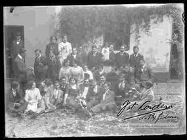 Familia reunida en el patio de una casa celebrando carnavales