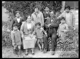 Familiar, reunida en el patio de una casa particular