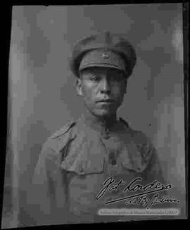 Foto de estudio, de medio cuerpo de un soldado  de la Guerra del Chaco