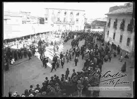 Desfile cívico de autoridades, en la plaza San Francisco, pasando por el mercado de las flores, por la festividad del 16 de julio.