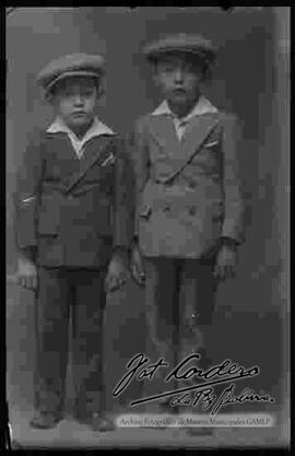 Foto de estudio de dos niños