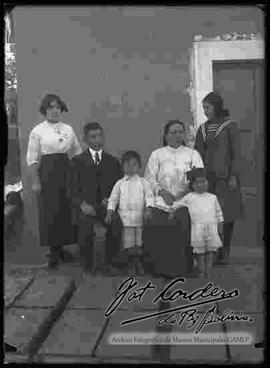 Familia, reunida en una casa particular
