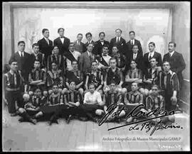 Foto de estudio de club The Strongest, junto a sus dirigentes