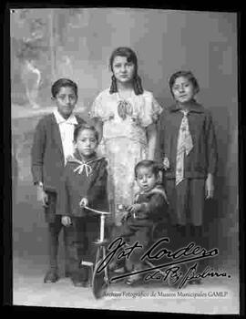 Foto de estudio de cinco hermanos. Dos mujeres y tres varones