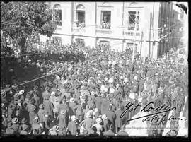 El pueblo acompañando a su domicilio particular al ex presidente  Ismael Montes
