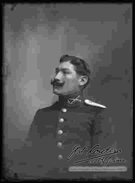 Foto de estudio de medio cuerpo de un Militar de perfil