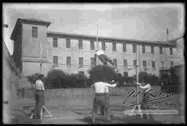 Cadetes del Colegio Militar, practicando el salto de la garrocha