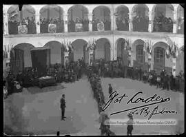 Estudiantes realizando el juego de jalar la soga en el patio del colegio San Calixto