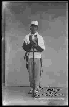 Dos tomas: Foto de estudio de un Soldado de los Colorados  de Bolivia de frente y de espaldas, con equipamiento completo