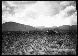 Soldados montados a caballo en el campo de practica de maniobras