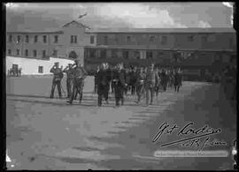 Presidente bautista saavedra junto a comandantes, ene l patio del Colegio Militar