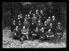 Grupo de abogados en el patio de una casa