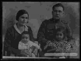 Reproducción de una Foto de estudio de una familia