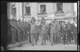 Presidente Daniel Salamanca con el Alto Mando Militar, desfilando en la Plaza Murillo