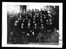 Grupo de abogados reunidos en el patio de una casa