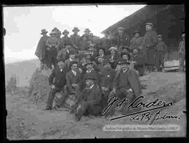 Grupo de varones y campesinos en el patio de una casa particular