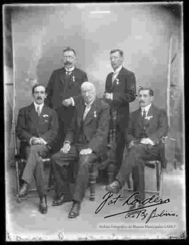 Foto de estudio de un grupo de personajes político intelectuales donde se encuentra José Vicente Ballivián y Eduardo Diez de Medina.