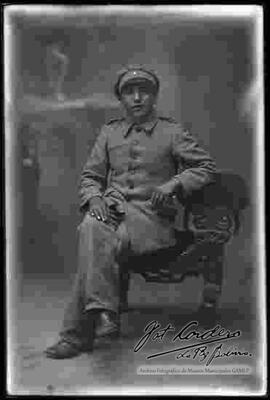Foto de estudio de un  soldado sentado en una sillón