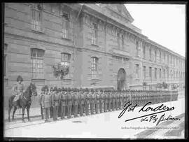 Cadetes del Colegio Militar junto a su comandante, en formación, delante del Colegio