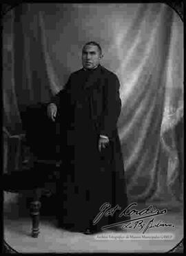 Fotografía de estudio de un sacerdote
