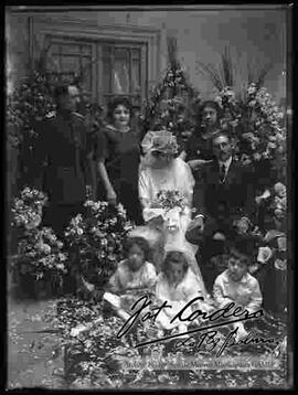 Pareja de novios, junto a familiares en una casa particular, celebrando su matrimonio