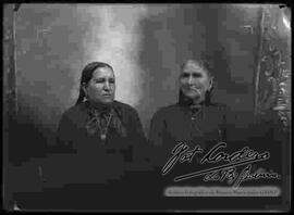 Foto de estudio de medio cuerpo de dos cholas (madre e hija). La madre que lleva puesto en el cuello 4 libras esterlinas y la hija un collar de oro