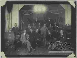 Conjunto musical - orquesta en el interior de un salón.