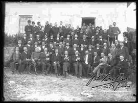 Grupo político, reunido en el huerto de una casa particular