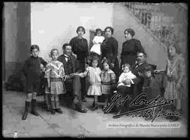 Familia reunida en una casa particular