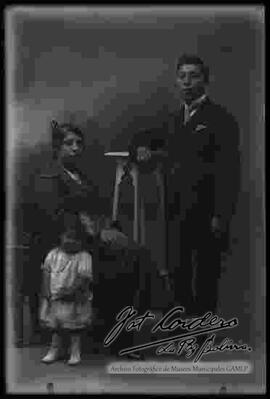Retrato  de estudio de una familia