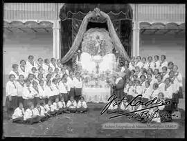 Grupo de niñas del colegio Sagrados Corazones, junto a una monja, con el fondo del altar de la imagen del Sagrado Corazon de Jesus