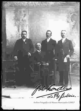 Foto de estudio de un grupo de varones