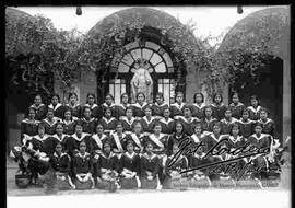 Grupo de señoritas formadas para la foto , en el patio del colegio María Auxiliadora, con el fondo de la virgen