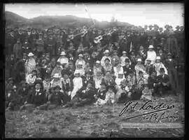 Día de campo  de familias y amigos en el campo en carnavales, acompañados por conjunto musical de estudiantina.