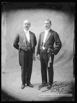 Foto de estudio de dos diplomáticos