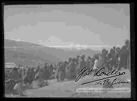 Grupo de mujeres y hombres campesinos subiendo, al alto con el fondo del Illimani