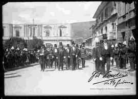 Presidente Ismael Montes , sus ministros y S.E. José Gutiérrez Guerra dirigiéndose después de la transmisión de mando presidencial, al TDUM la antigua Catedral, por la Plaza Murillo