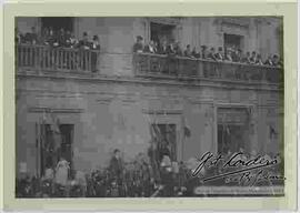 Transmisión de mando presidencial. General Ismael Montes y José Gutiérrez Guerra observando el desfile de los cadetes del Colegio Militar, desde los balcones del Palacio de Gobierno