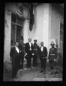 Delegación de Mexico. sr.Jorge Valdes, Adscrito Boliviano; sr. Alberto Cortadellas, Director del Protocolo; s. s. h. Dr. Carlos Félix Díaz, delegado extraordinario; Mayor Fausto D. González, ayudante Boliviano;  Sr. Federico Gutiérrez Granier, adscrito Boliviano