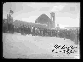 Comunarios observando la procesión de la virgen, en la fiesta patronal de la hacienda Aygachi, saliendo de la capilla.