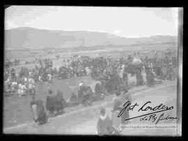 Comunarios y danzarines, observando la procesión de la virgen por la fiesta patronal de la hacienda Aygachi.