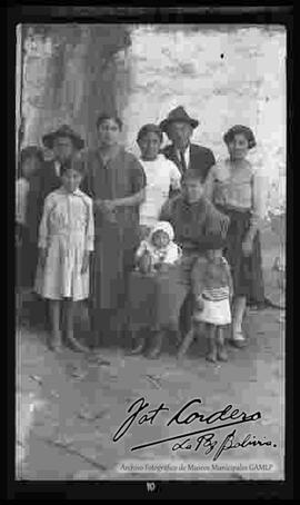 Familia en el patio de una casa particular en provincia