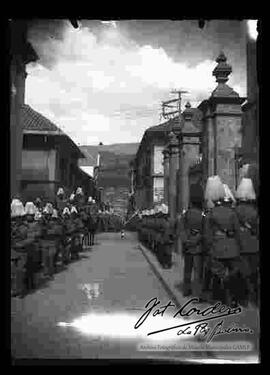 Banda y cadetes del Colegio Militar, esperando la llegada del presidente Ismael Montes para el tdum en la antigua Catedral, 2da. Gestion