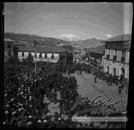 Procesión en semana santa por la plaza Alonso de Mendoza y la calle Evaristo Valle.