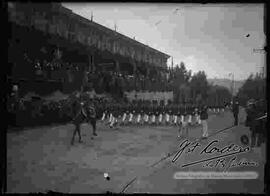 Cadetes del Colegio Militar, pasando por el palco oficial para la transmisión de mando de Ismael Montes a Gutérrez Guerra