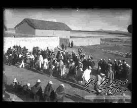 Comunarios y dueños de hacienda, bailando la cueca. En la celebración de la fiesta patronal de la hacienda Aygachi.